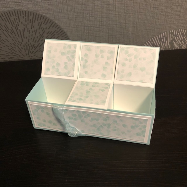 Zauberbox mit Platz für z.B. drei Roche Kugeln gebastelt mit Material von Stampin Up