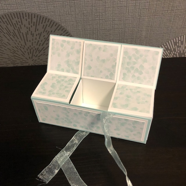 Zauberbox mit Platz für z.B. drei Roche Kugeln gebastelt mit Material von Stampin Up