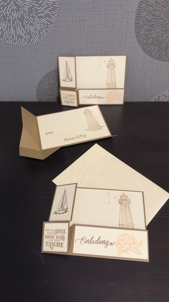 Maritime Einladungskarte für die Hölzerne Hochzeit in Wildleder, Vanillepur und Kirschblüte