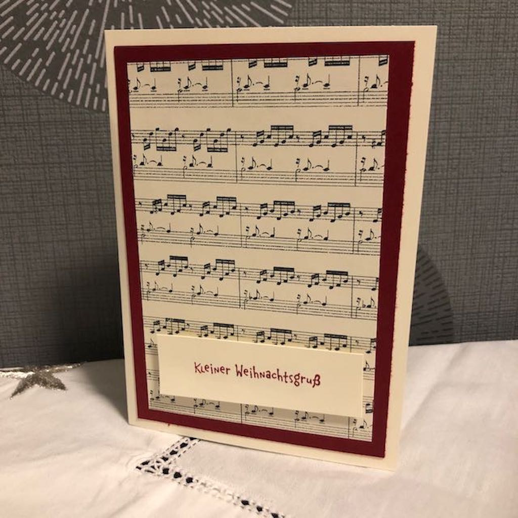 Weihnachtskarte mit Noten und Tannenbaum