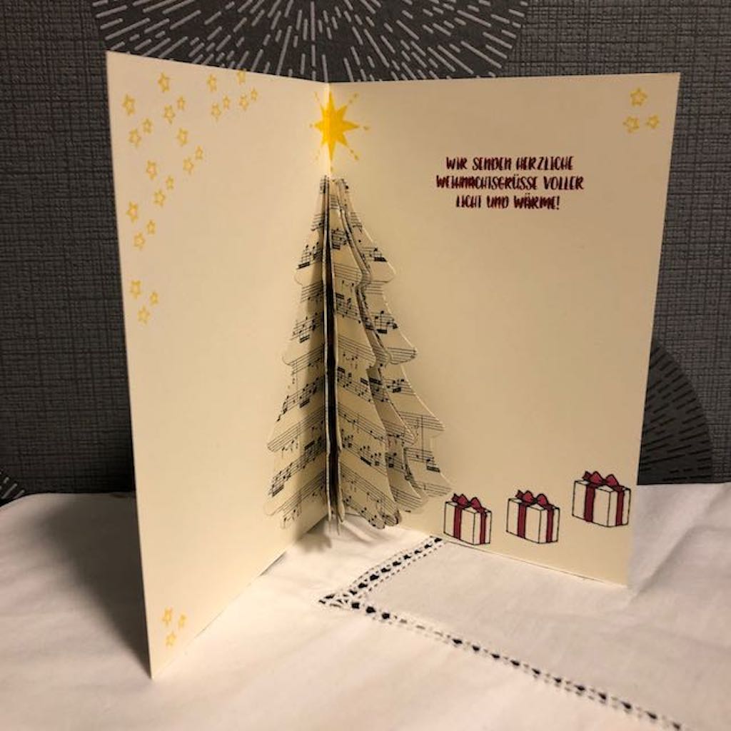 Weihnachtskarte mit Noten und Tannenbaum