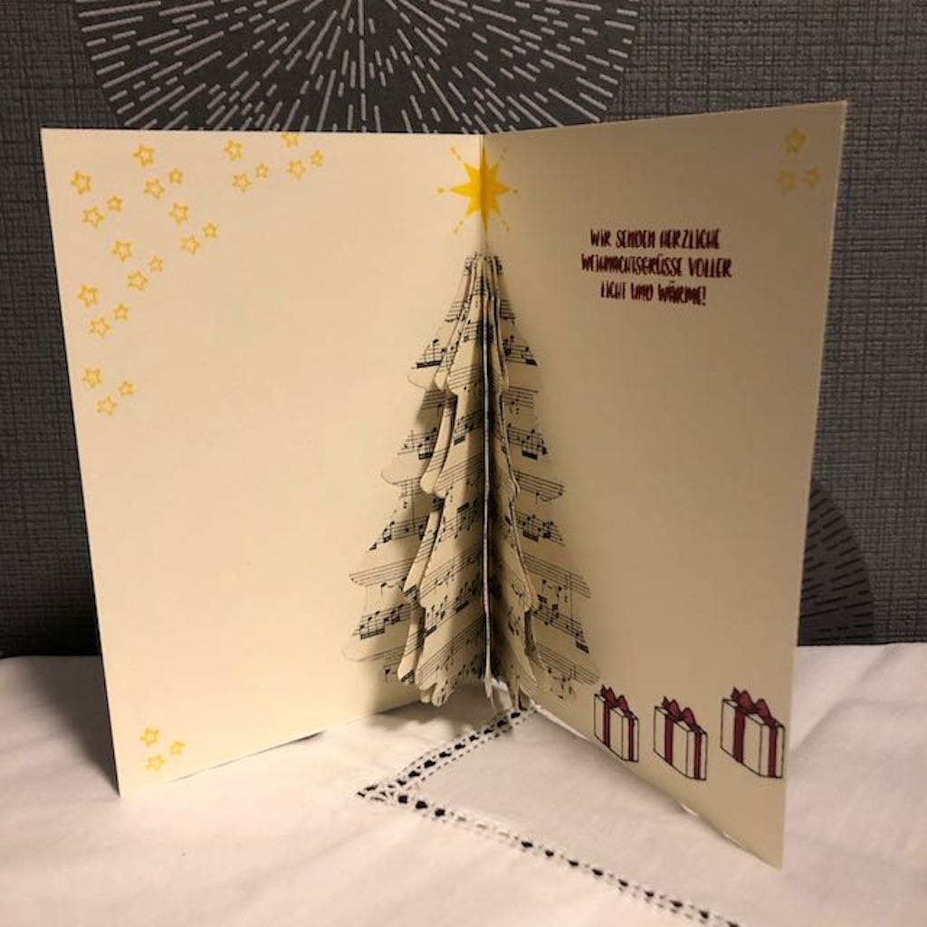 Weihnachtskarte mit Noten und Tannenbaum