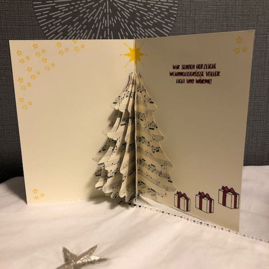 Weihnachtskarte mit Noten und Tannenbaum