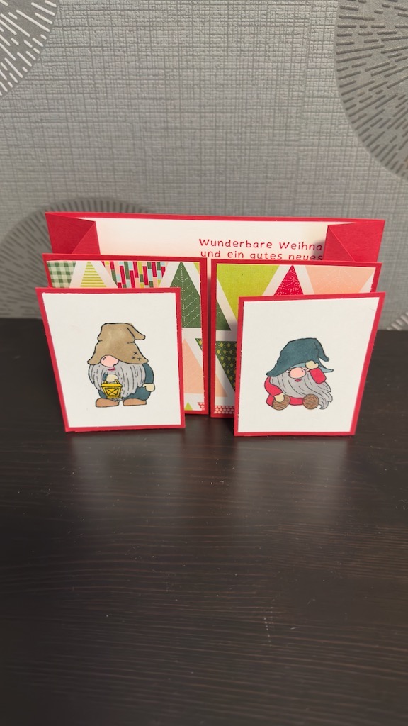 Cascading Panels Fun Fold Card Wichtelkarte zu Weihnachten 2022 gebastelt mit den Motiven aus dem Stempelset von Stampin' Up: Aus dem Wichtelwunderland