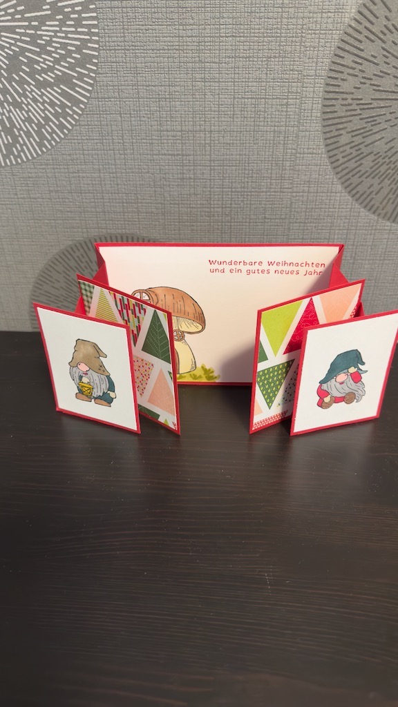 Cascading Panels Fun Fold Card Wichtelkarte zu Weihnachten 2022 gebastelt mit den Motiven aus dem Stempelset von Stampin' Up: Aus dem Wichtelwunderland
