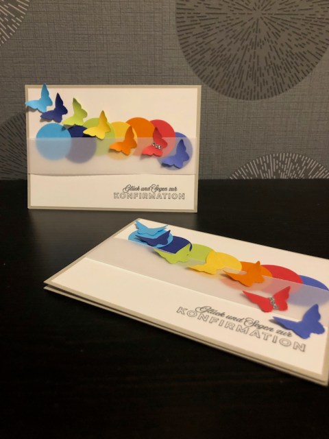 Konfirmationskarte mit Kreisen und Schmetterlingen in Regenbogenfarben