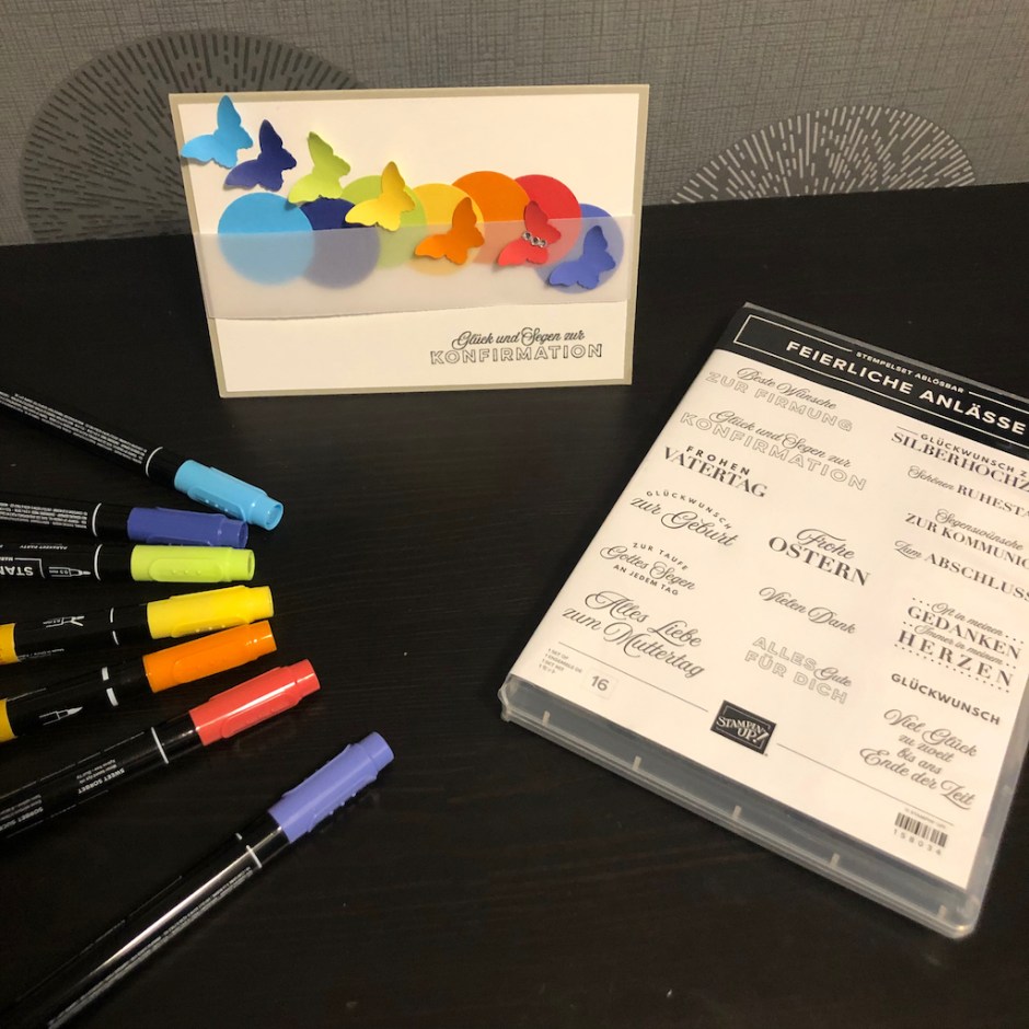 Konfirmationskarte mit Kreisen und Schmetterlingen in Regenbogenfarben