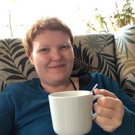 Die Bloggerin Kerstin Cornils mit einer Tasse in der Hand