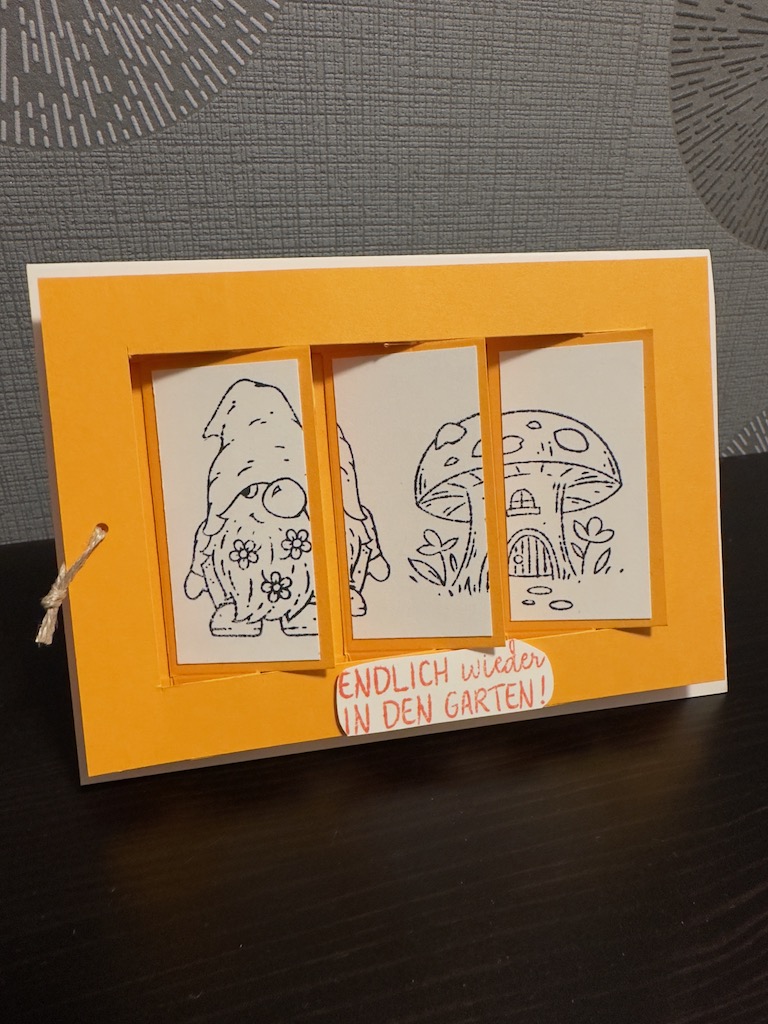 Flip Flap Shutter Card gebastelt mit Produkten von Stampin Up. Zu sehen sind die Wichtel aus dem Stempelset: Freundliche Wichtel. Die Karte hat drei bewegliche Elemente. Beim ziehen verschwindet die schwarzweiße Front und es erscheint die ausgemalte VErsion des gleichen Bildes.