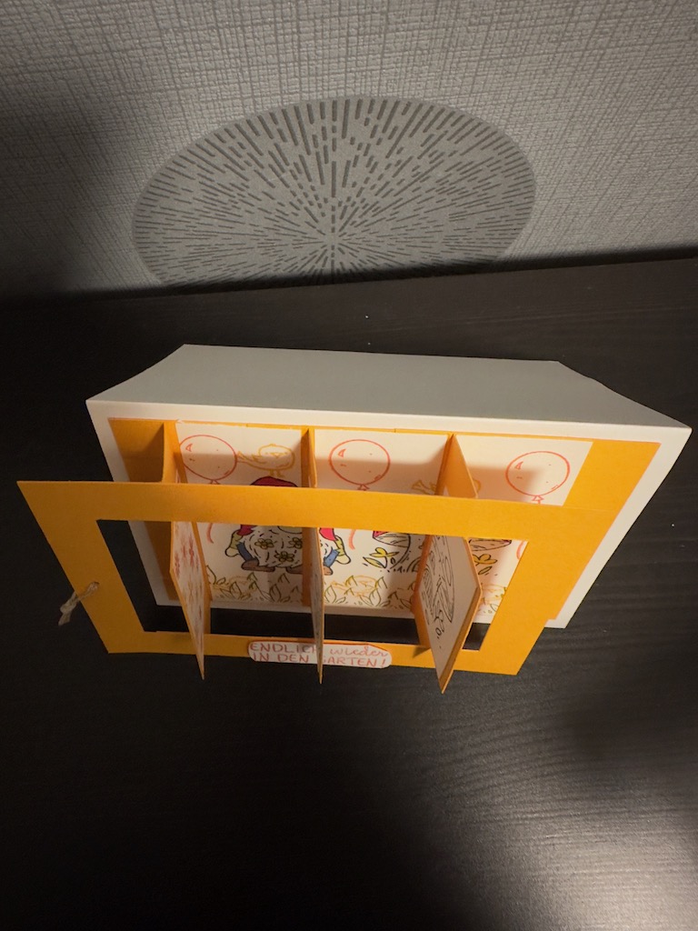 Flip Flap Shutter Card gebastelt mit Produkten von Stampin Up. Zu sehen sind die Wichtel aus dem Stempelset: Freundliche Wichtel. Die Karte hat drei bewegliche Elemente. Beim ziehen verschwindet die schwarzweiße Front und es erscheint die ausgemalte VErsion des gleichen Bildes.