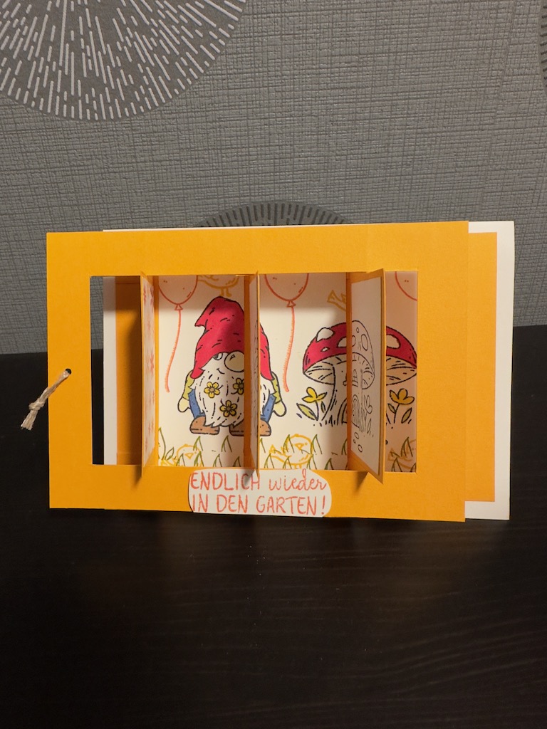 Flip Flap Shutter Card gebastelt mit Produkten von Stampin Up. Zu sehen sind die Wichtel aus dem Stempelset: Freundliche Wichtel. Die Karte hat drei bewegliche Elemente. Beim ziehen verschwindet die schwarzweiße Front und es erscheint die ausgemalte VErsion des gleichen Bildes.