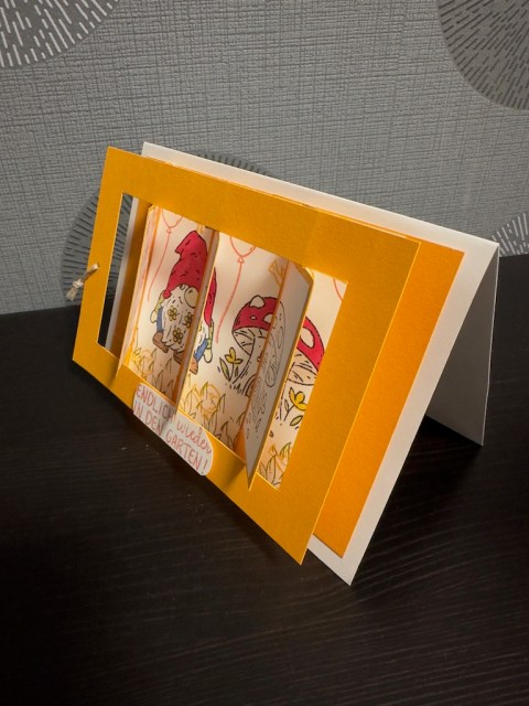 Flip Flap Shutter Card gebastelt mit Produkten von Stampin Up. Zu sehen sind die Wichtel aus dem Stempelset: Freundliche Wichtel. Die Karte hat drei bewegliche Elemente. Beim ziehen verschwindet die schwarzweiße Front und es erscheint die ausgemalte VErsion des gleichen Bildes.