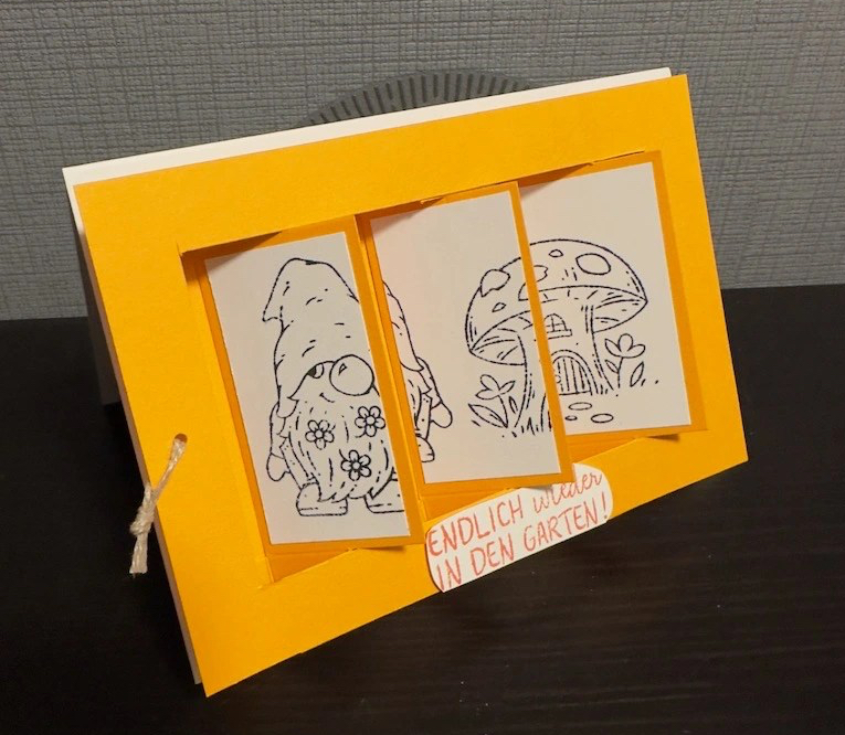 Flip Flap Shutter Card gebastelt mit Produkten von Stampin Up. Zu sehen sind die Wichtel aus dem Stempelset: Freundliche Wichtel. Die Karte hat drei bewegliche Elemente. Beim ziehen verschwindet die schwarzweiße Front und es erscheint die ausgemalte VErsion des gleichen Bildes.