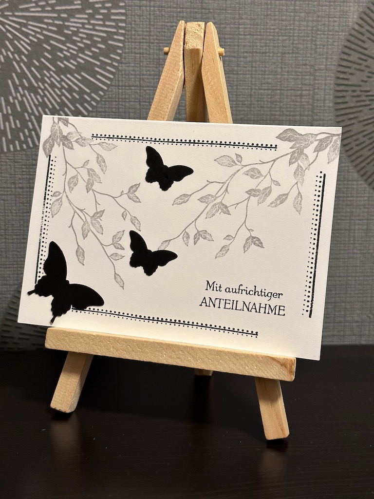 Trauerkarte 2023 mit Blättern und Schmetterlingen