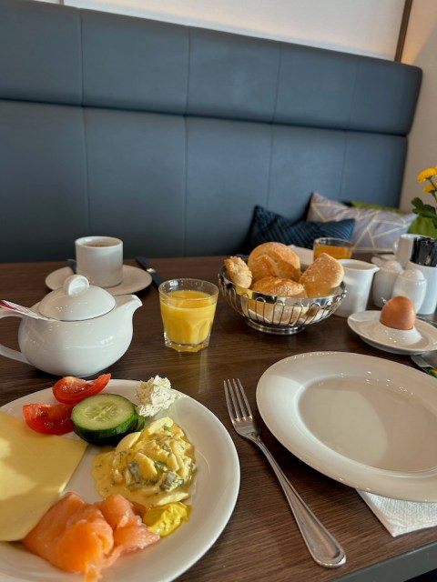 Allerlei Restaurant und Bar im Courtyard by Marriotts Hotel Wolfsburg: Frühstück