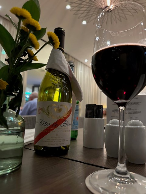 Allerlei Restaurant und Bar im Courtyard by Marriotts Hotel Wolfsburg: Rotwein