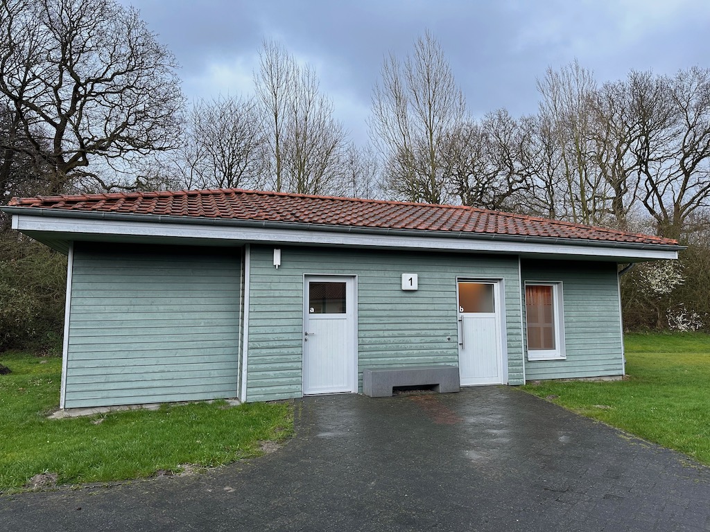 Bungalow Nr. 1 in der Jugendherberge Jever von Außen