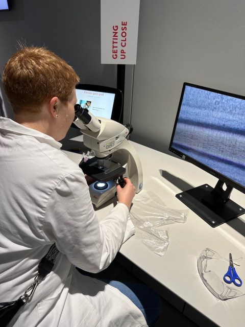 Kerstin Cornils im CellLab der Phaeno Wolfsburg am Mikroskop