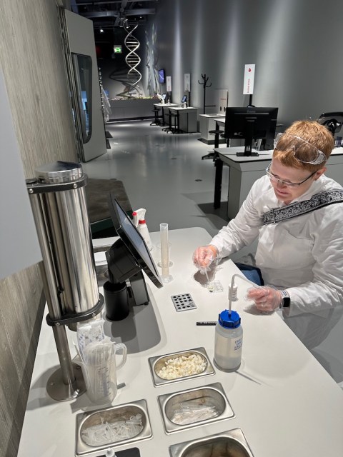 Kerstin Cornils im CellLab der Phaeno Wolfsburg am Experimentieren