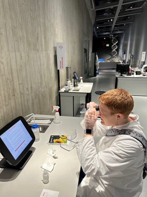 Kerstin Cornils im CellLab der Phaeno Wolfsburg mit dem Refraktometer