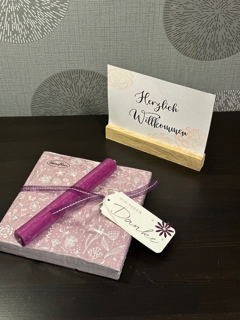 Kleines Dankeschön für die Projektleiter ein Paket Servietten mit farblich passender Kerze dazu