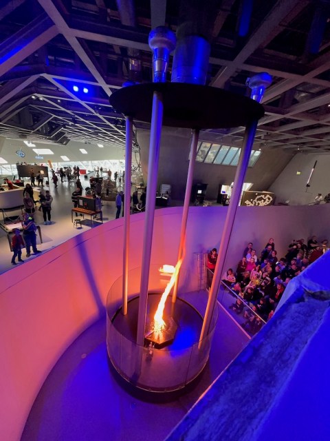 Feuertornado bzw. Feuersäule in der Phaeno Wolfsburg