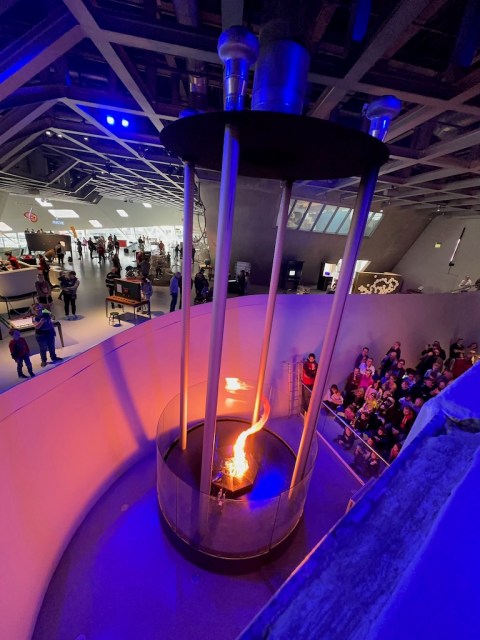 Feuertornado bzw. Feuersäule in der Phaeno Wolfsburg