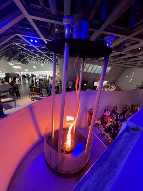 Feuertornado bzw. Feuersäule in der Phaeno Wolfsburg
