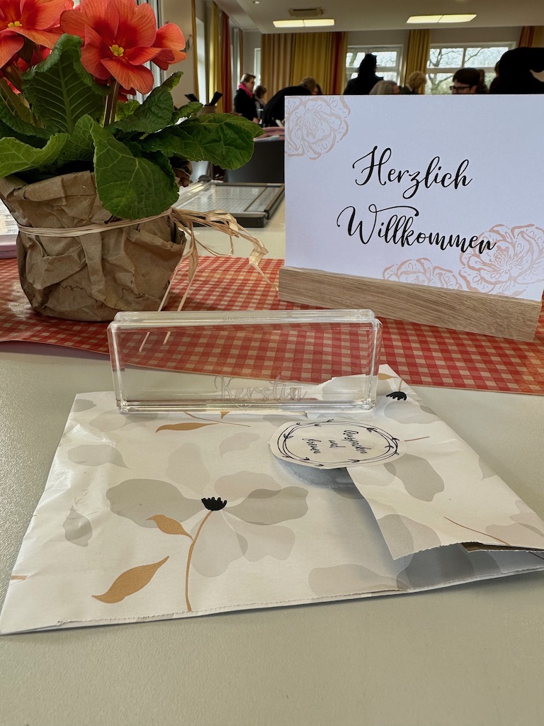 Kleines Geschenk am Samstag beim Teamtreffen: Ein Acrylblock mit meinem Namen Kerstin drauf