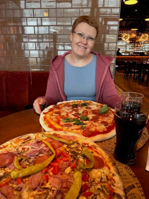 Ich mit den Pizzen im L'Osteria in den Designer Outlets Wolfsburg