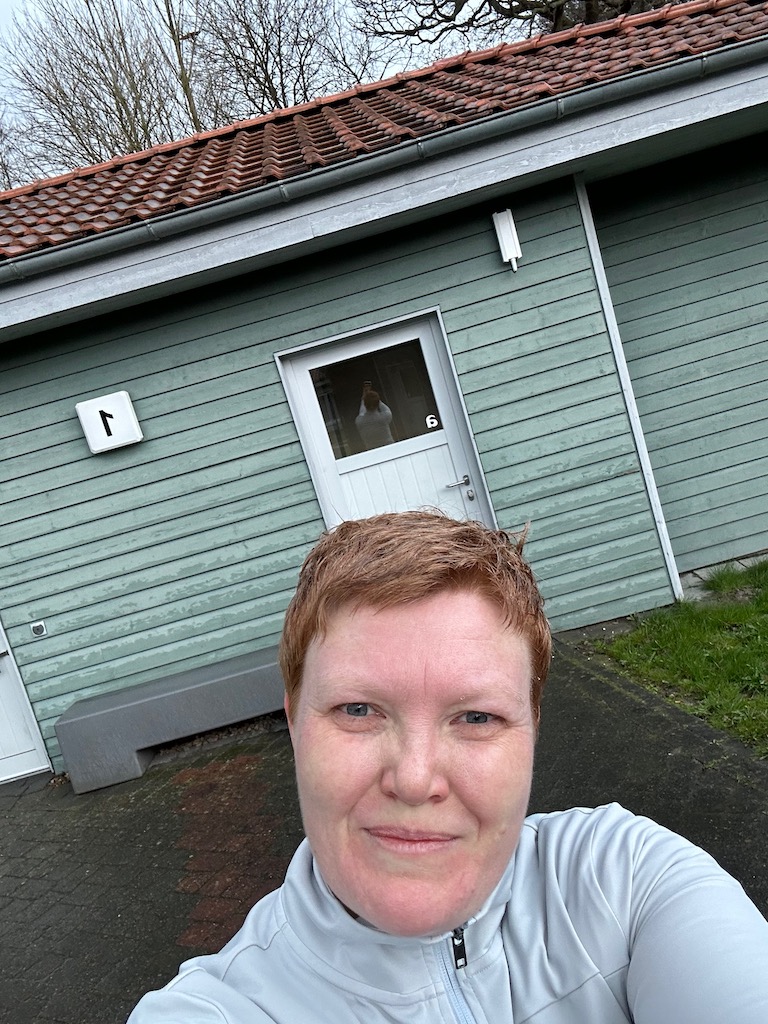 Ich vorm Bungalow Nr. 1 in der Jugendherberge Jever nach einem 4 Kilometerlauf durch den Regen
