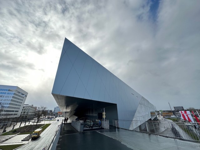 Das Gebäude der Phaeno Wolfsburg entworfen von Zaha Hadid bietet viele unterschiedliche Ansichten