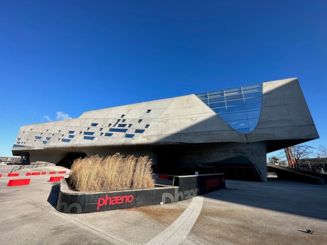 Das Gebäude der Phaeno Wolfsburg entworfen von Zaha Hadid bietet viele unterschiedliche Ansichten
