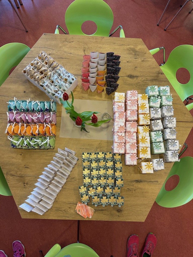 Vorbereitung fürs schnelle Swappen in der Jugendherberge Jever. Viele kleine Präsente auf dem Tisch