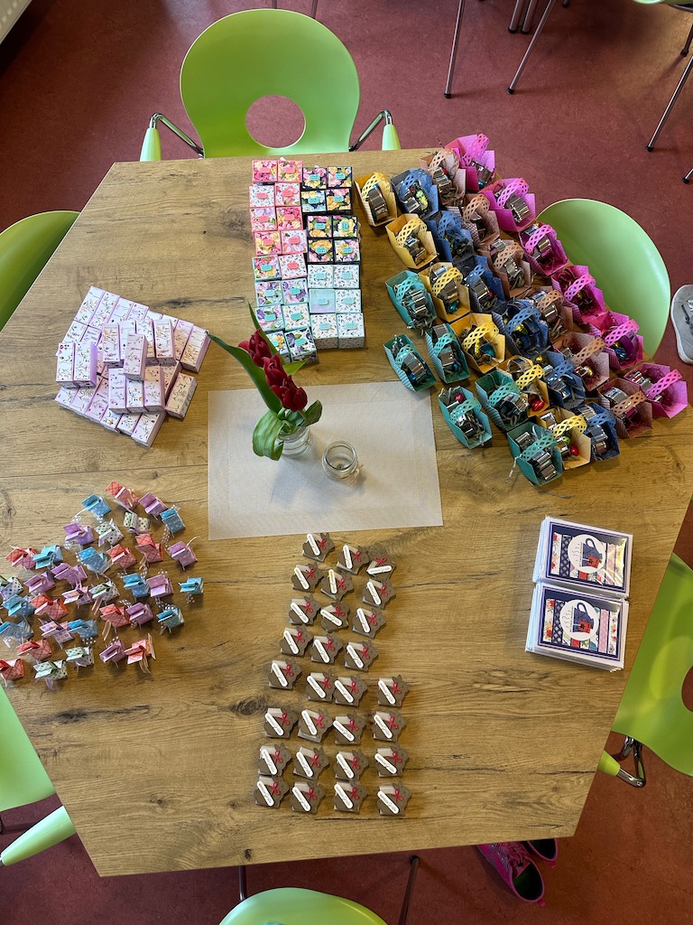 Vorbereitung fürs schnelle Swappen in der Jugendherberge Jever. Viele kleine Präsente auf dem Tisch