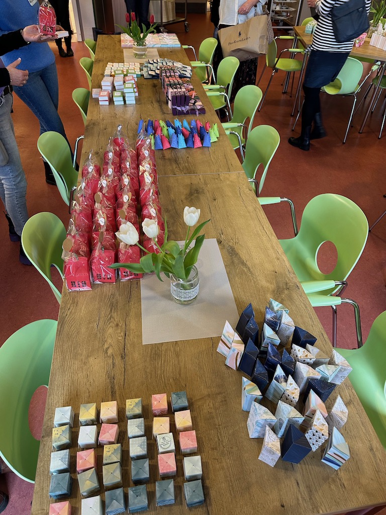 Vorbereitung fürs schnelle Swappen in der Jugendherberge Jever. Viele kleine Präsente auf dem Tisch