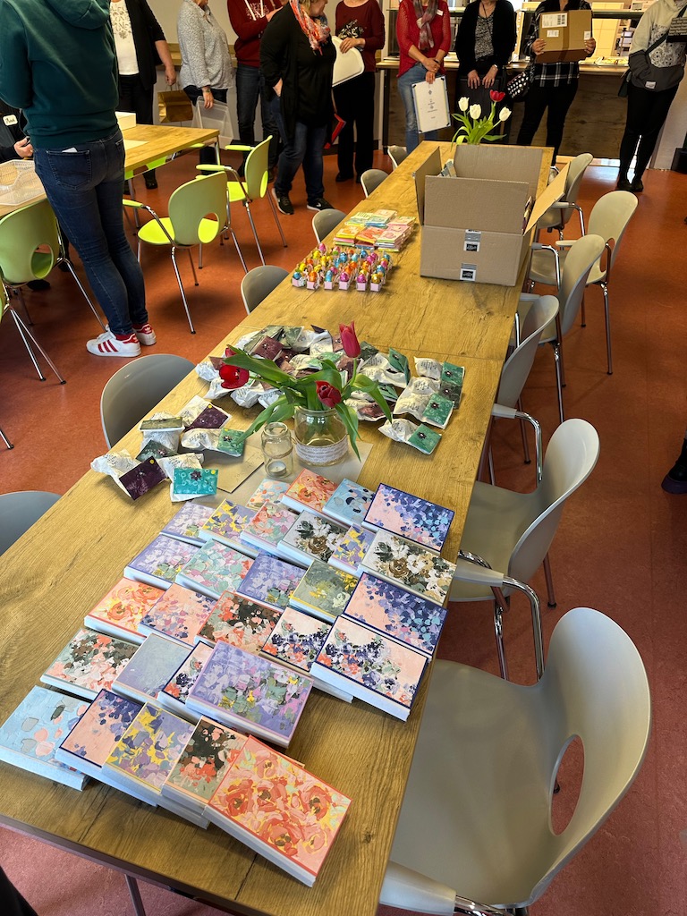 Vorbereitung fürs schnelle Swappen in der Jugendherberge Jever. Viele kleine Präsente auf dem Tisch