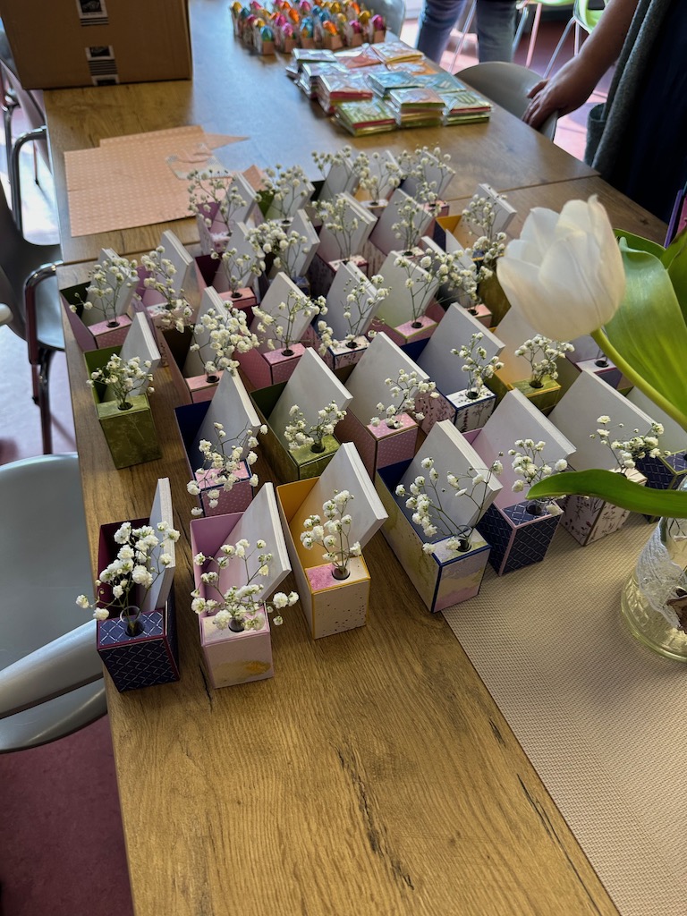 Vorbereitung fürs schnelle Swappen in der Jugendherberge Jever. Viele kleine Präsente auf dem Tisch