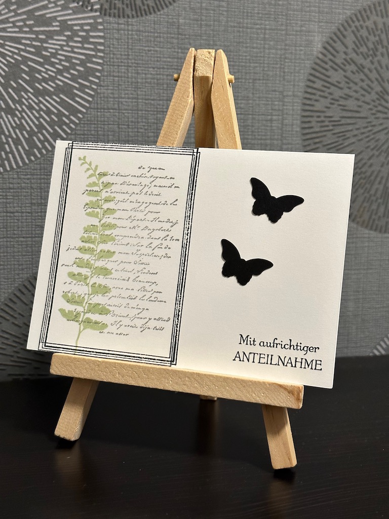 Trauerkarte 2023 mit Rahmen Schrift Ranke und Schmetterling