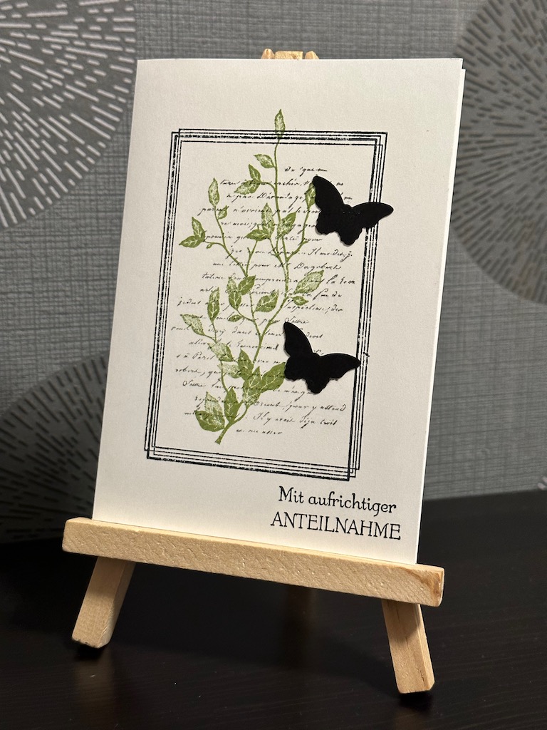 Trauerkarte 2023 mit Rahmen Schrift Ranke und Schmetterling