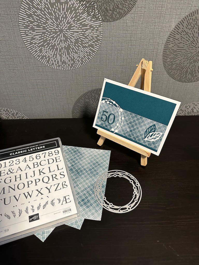 Karte zum 50. Geburtstag in Pfauengrün mit zwei gestanzten Blättern aus Florale Freundschaft. Den Ziffern 5 und 0 aus den Stanzen Classic Letters