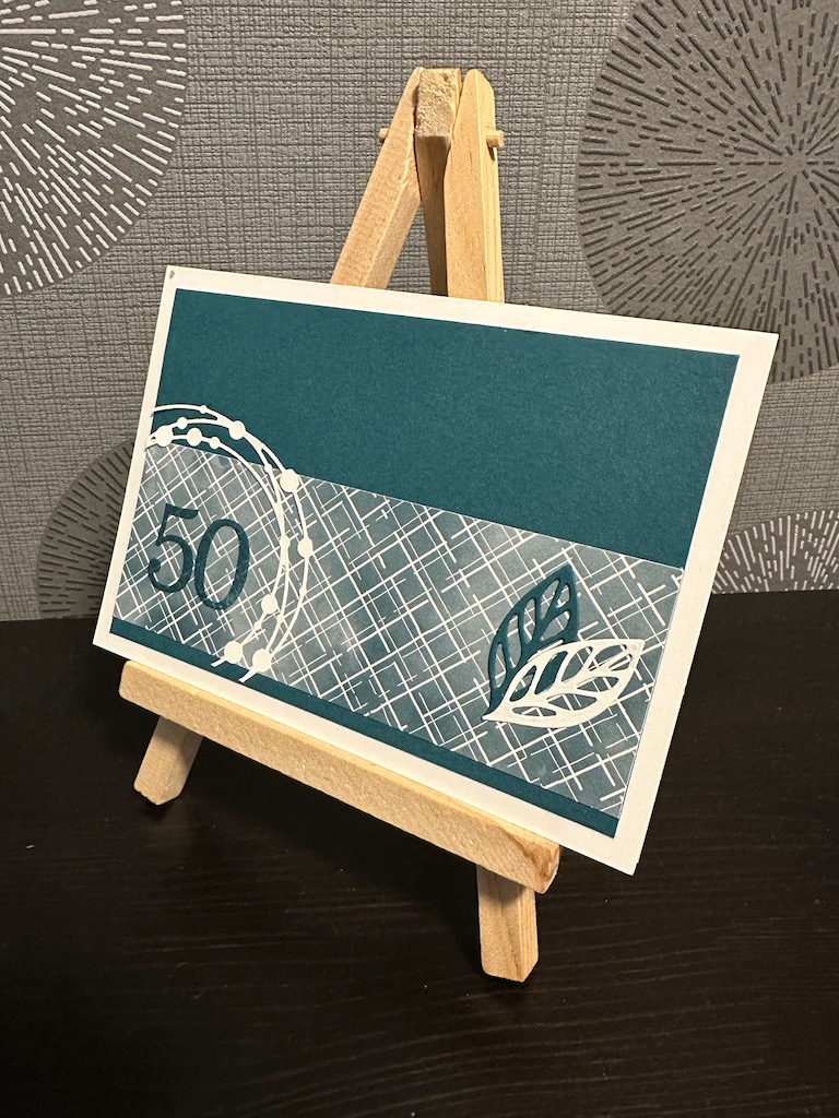 Karte zum 50. Geburtstag in Pfauengrün mit zwei gestanzten Blättern aus Florale Freundschaft. Den Ziffern 5 und 0 aus den Stanzen Angesagtes Alphabet