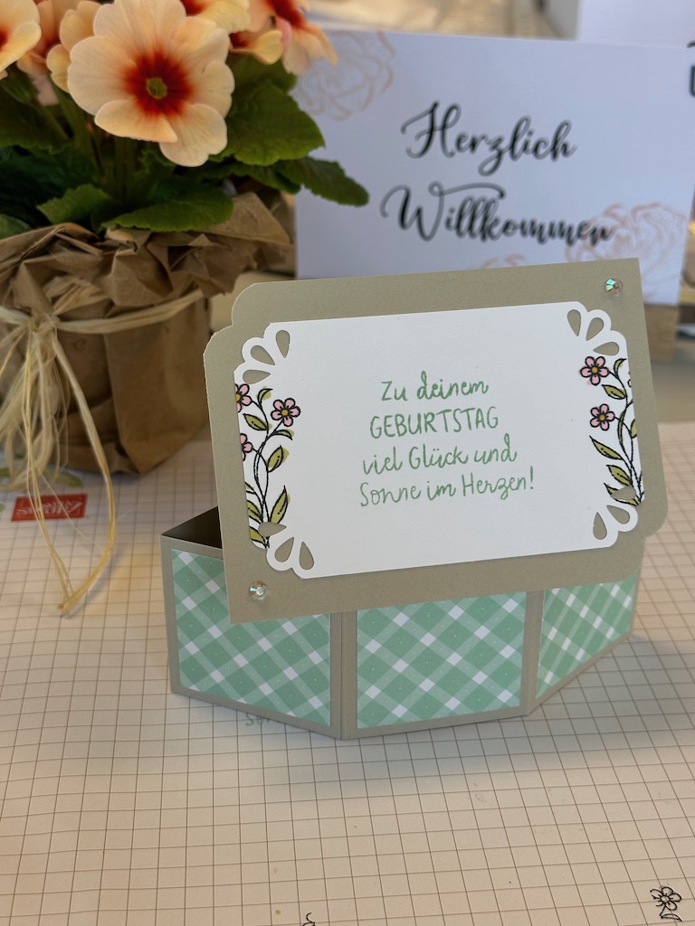 Hexagon Pop Up Karte als Projekt Nr. 2 auf dem Teamtreffen in Jever 2023 unter Anleitung von Melanie B.