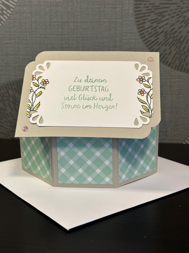 Hexagon Pop Up Karte als Projekt Nr. 2 auf dem Teamtreffen in Jever 2023 unter Anleitung von Melanie B.