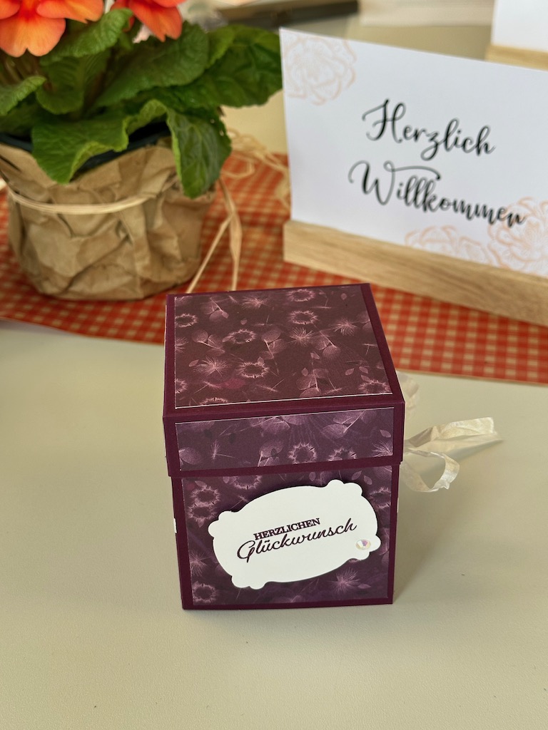 Kleine Box zum Öffnen mit drei kleinen Fächern selbst gebastelt mit Produkten von Stampin Up in Brombeermousse