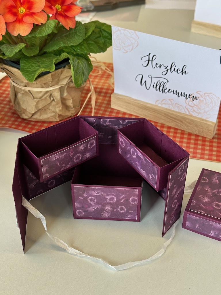 Kleine Box zum Öffnen mit drei kleinen Fächern selbst gebastelt mit Produkten von Stampin Up in Brombeermousse