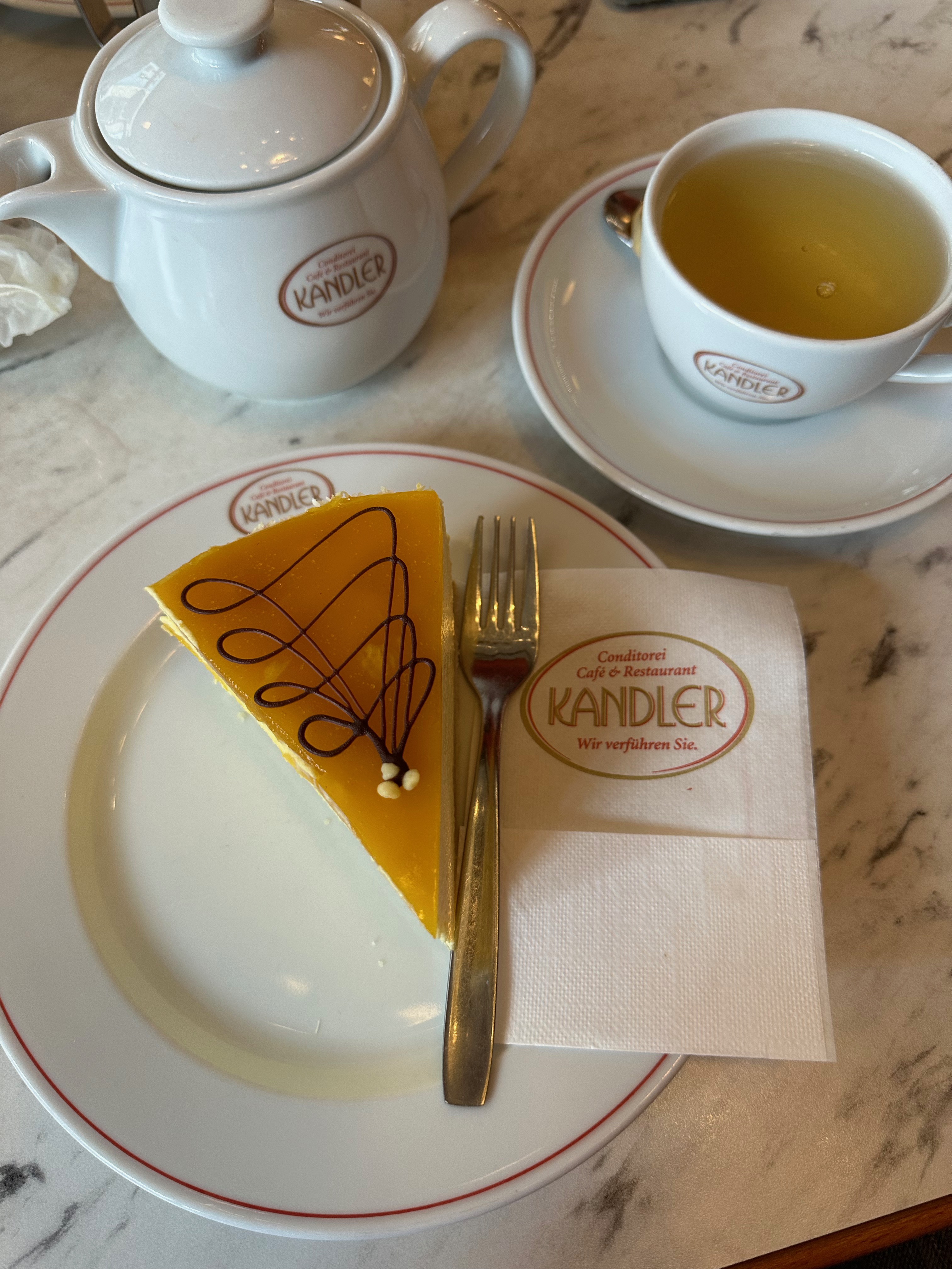 Mangotorte mit Grünem Tee im Café Kandler in Leipzig