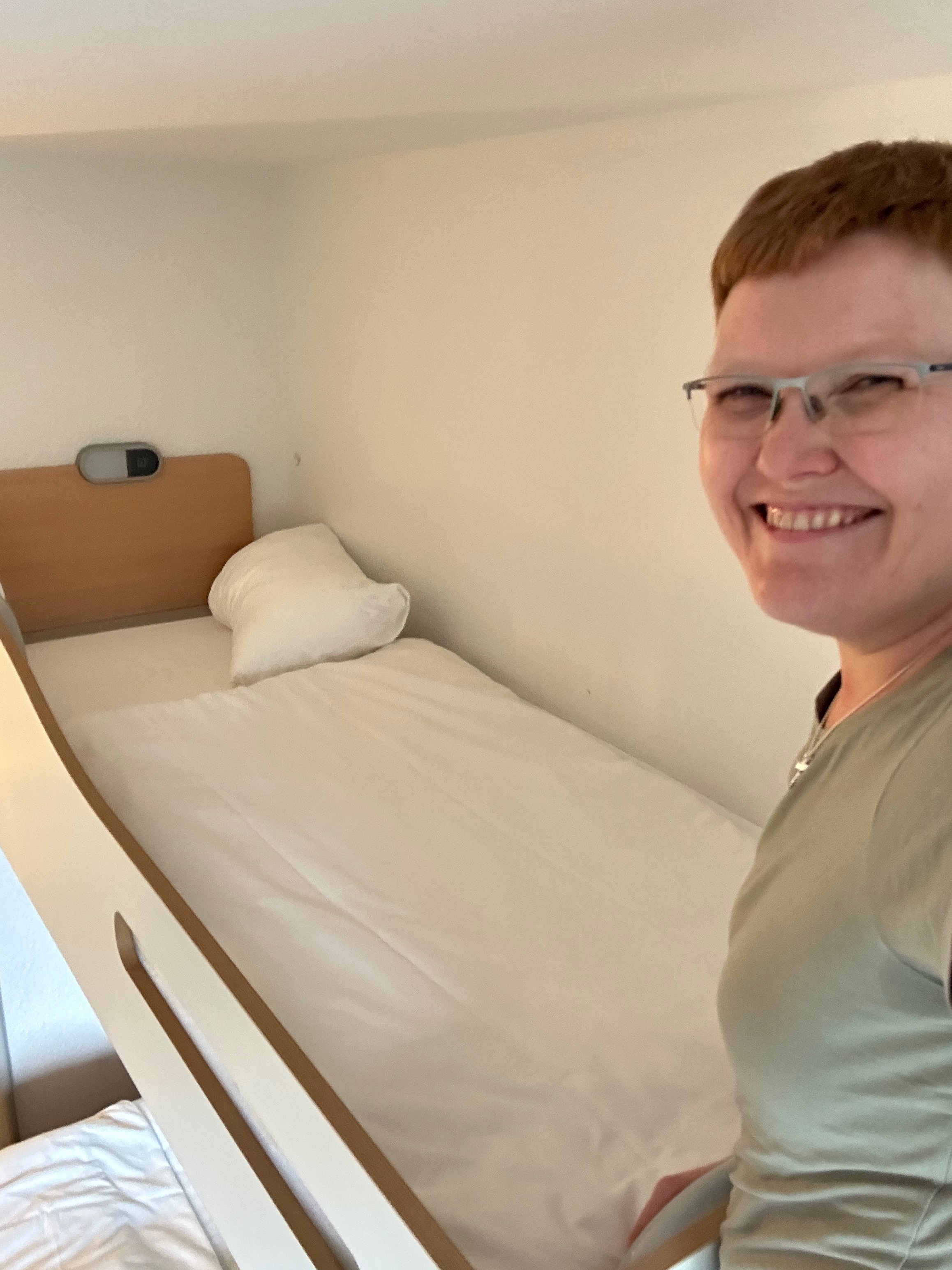 Kerstin im Ibis budget city Hotel in Leipzig im Etagenbett eines Dreibettzimmers