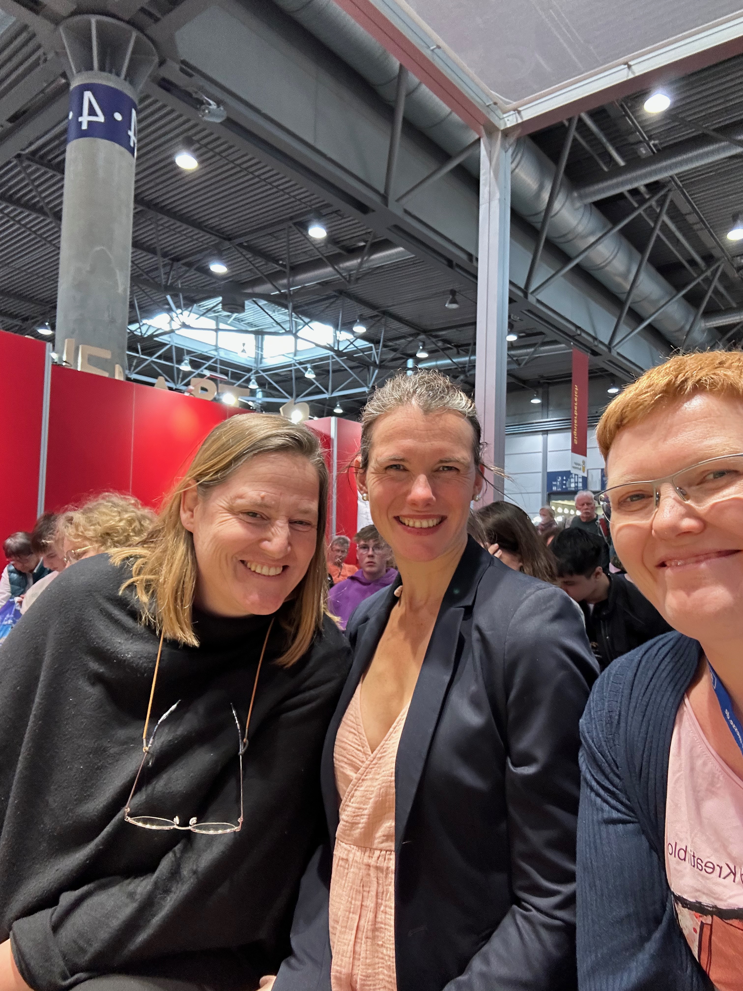 Spontanes Treffen mit Nadine Teuber und Heidi Troi in Leipzig auf der Buchmesse