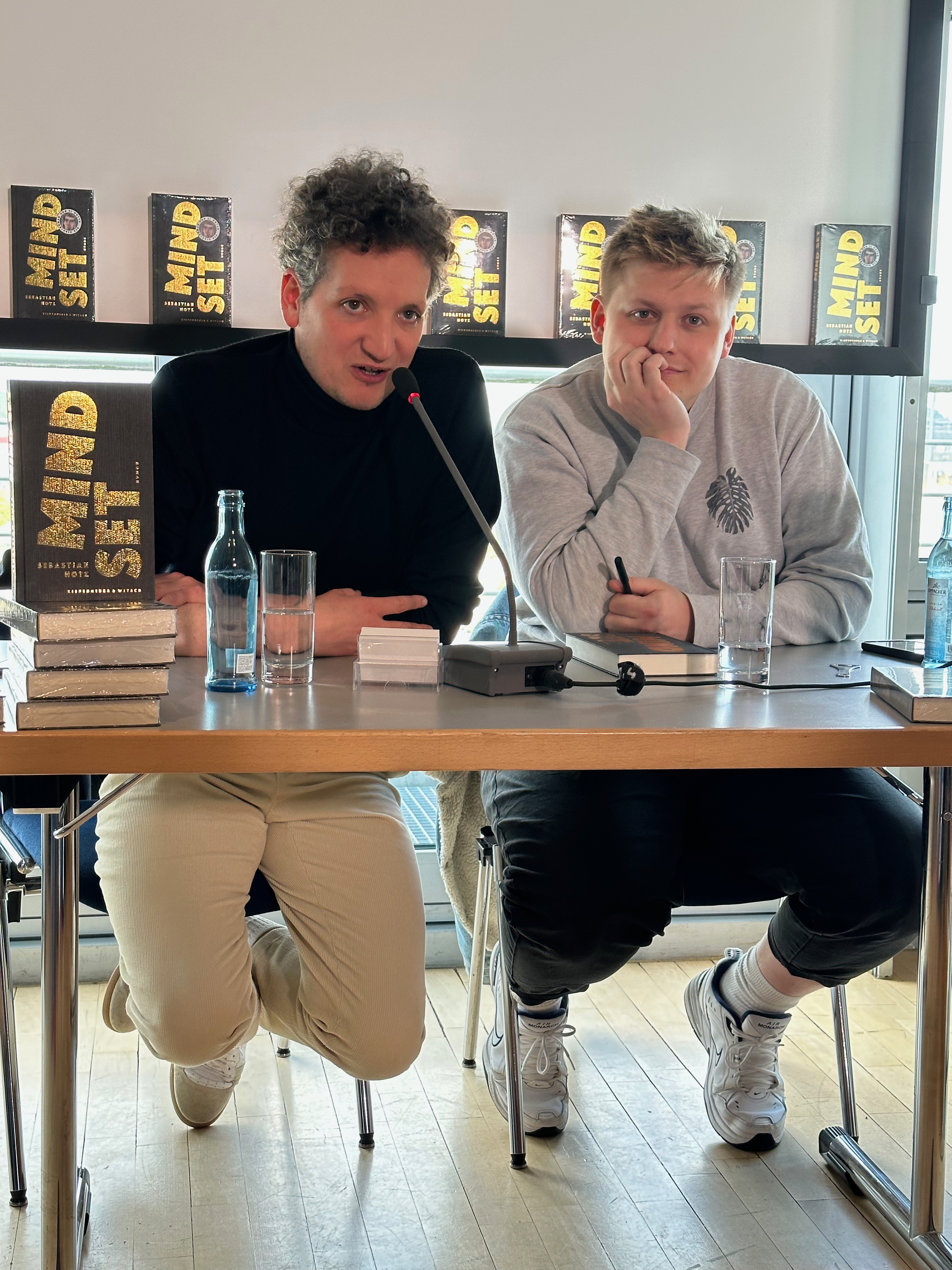 Sebastian Hotz im Gespräch mit seinem Lektor zum Debütroman Mindset erschienen im Kiepenheuer und Witsch Verlag